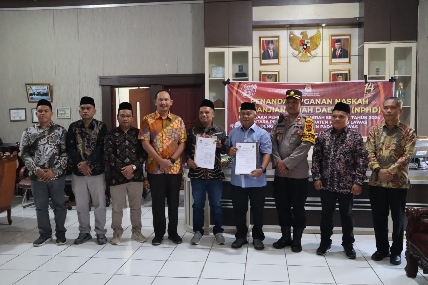 PENANDATANGAN NPHD HIBAH ANTARA KPU KAB PADANG LAWAS DENGAN PEMKAB PADANG LAWAS